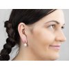 stribrne-nausnice-perla-elegance-modelka-detail