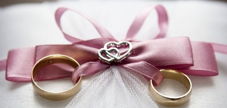 Aký je rozdiel medzi zásnubným a snubným prsteňom?