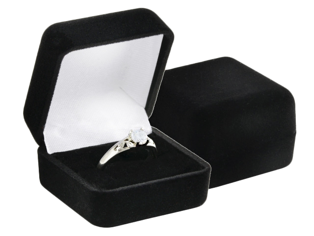 E-shop Zamatová čierna krabička Elegance na prsteň alebo napichovacie náušnice IK028