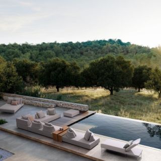 JAK VYBRAT ZAHRADNÍ LEHÁTKO: PRŮVODCE PRO POHODOVÝ RELAX NA TERASE Zahradní lehátko je jeden z nejpříjemnějších kusů...