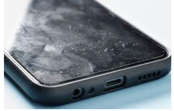 Na displeji až 10x více bakterií než na WC míse...