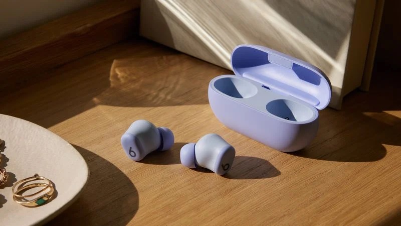 Apple vydává první aktualizaci firmwaru pro sluchátka Beats Solo Buds