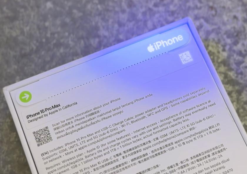 Na obalu iPhonu 15 jsou speciální kódy, které jsou viditelné pouze pod UV světlem