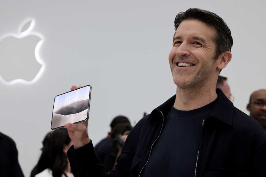 Proč Apple tak dlouho čekal se skládacím iPhonem