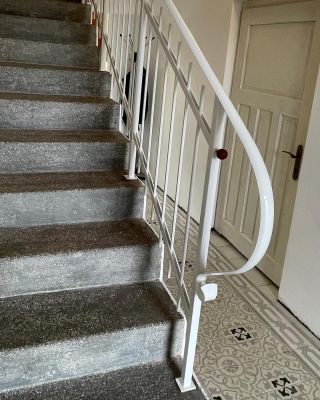 Další krásné zábradlí tvořené svislými tyčemi čtvercového profilu. Rukojeť je vyrobena z ploché oceli, která je na konci...