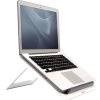 Stojan%20na%20notebook%20Fellowes%20I Spire%20QUICK%20LIFT%20b%C3%ADl%C3%BD%20s%20notebookem%20bo%C4%8Dn%C3%AD%20pohled%202