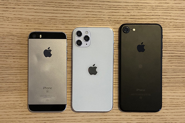 5,4palcový iPhone 12 na fotkách a v porovnání s iPhonem 7 a malým SE