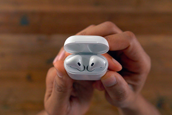 AirPods case zůstane podobný i u třetí generace sluchátek. Přijdou letos
