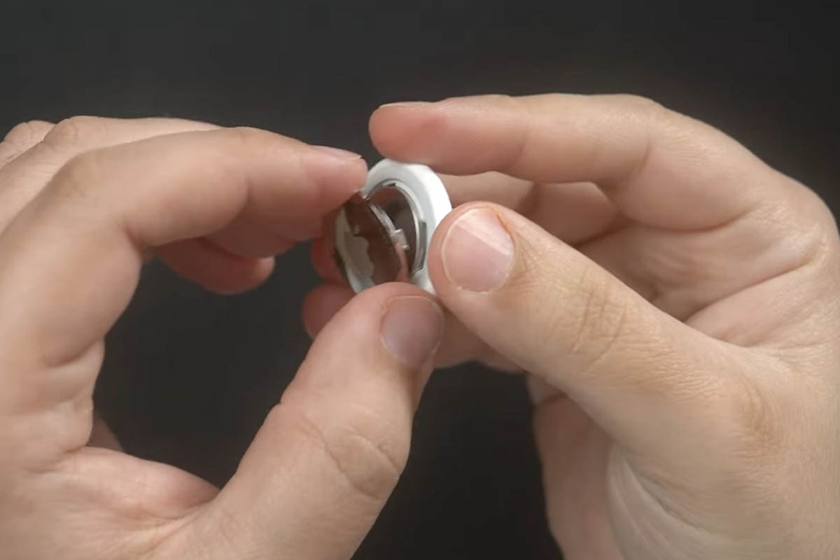 AirTag baterie vyvolává obavy o bezpečnost dětí. Jde totiž snadno vyjmout