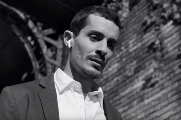 Bezdrátové nabíjení AirPods posouvá dál. Stejně jako nová Apple reklama