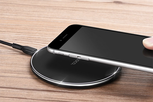 Bezdrátová nabíječka iPhone 8 Plus nabije pohodlně a bez nutnosti zapojování kabelů
