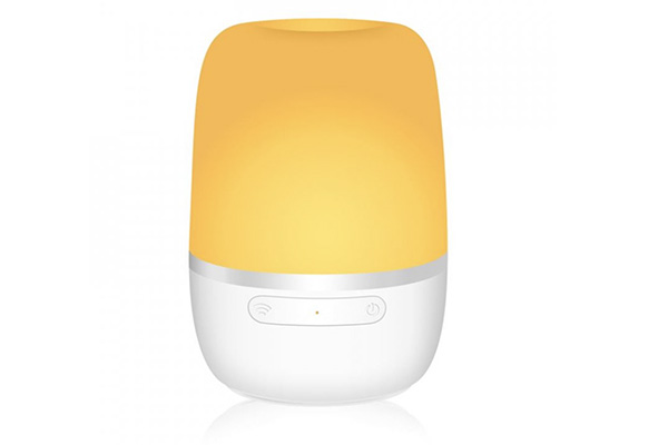 Chytrá lampička poskytne dostatek světla a lze ovládat hlasem i telefonem