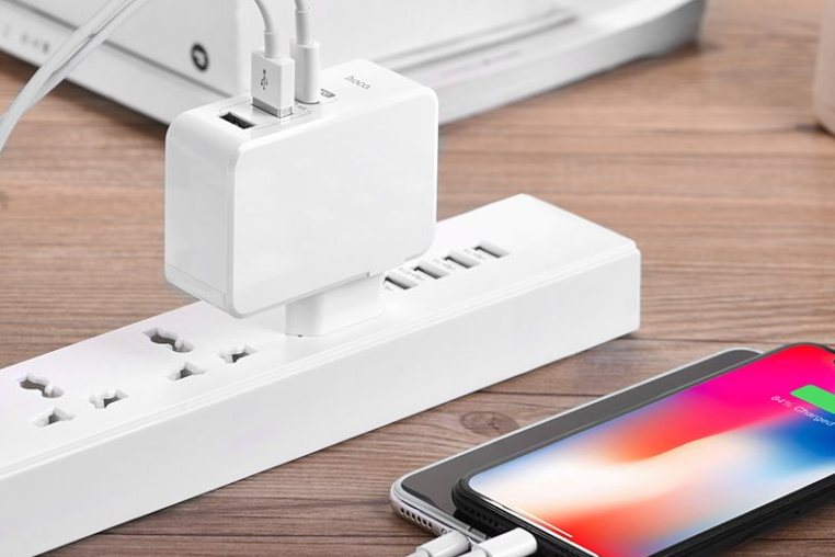 Originální nabíječka iPhone telefonu je drahá, pořiďte si raději alternativu