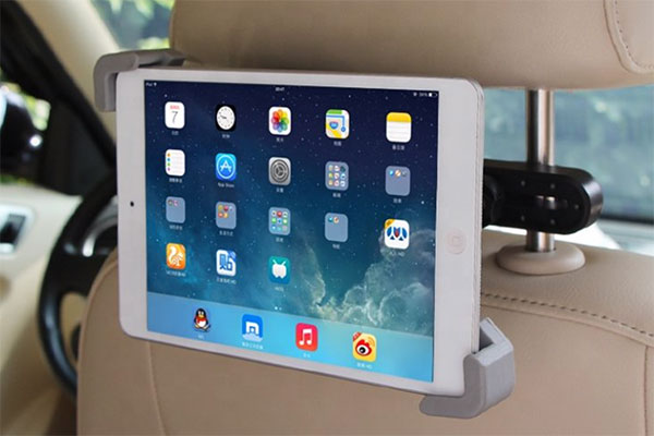 Držák do auta na tablet umístíte vepředu i na zadní sedačky