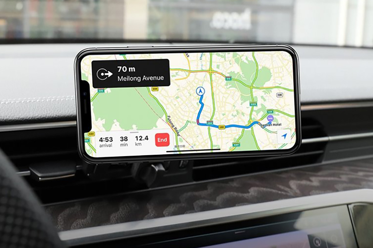 Držák na iPhone v autě musí jít pevně připevnit a často telefon i nabije