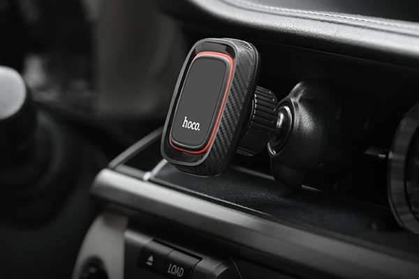 Držák na iPhone do auta musí být hlavně stabilní a pevný