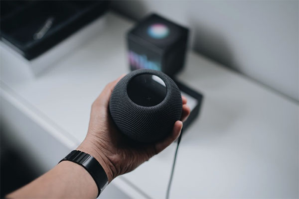 HomePod mini recenze už unikají na internet. Jaký je malý Apple reproduktor
