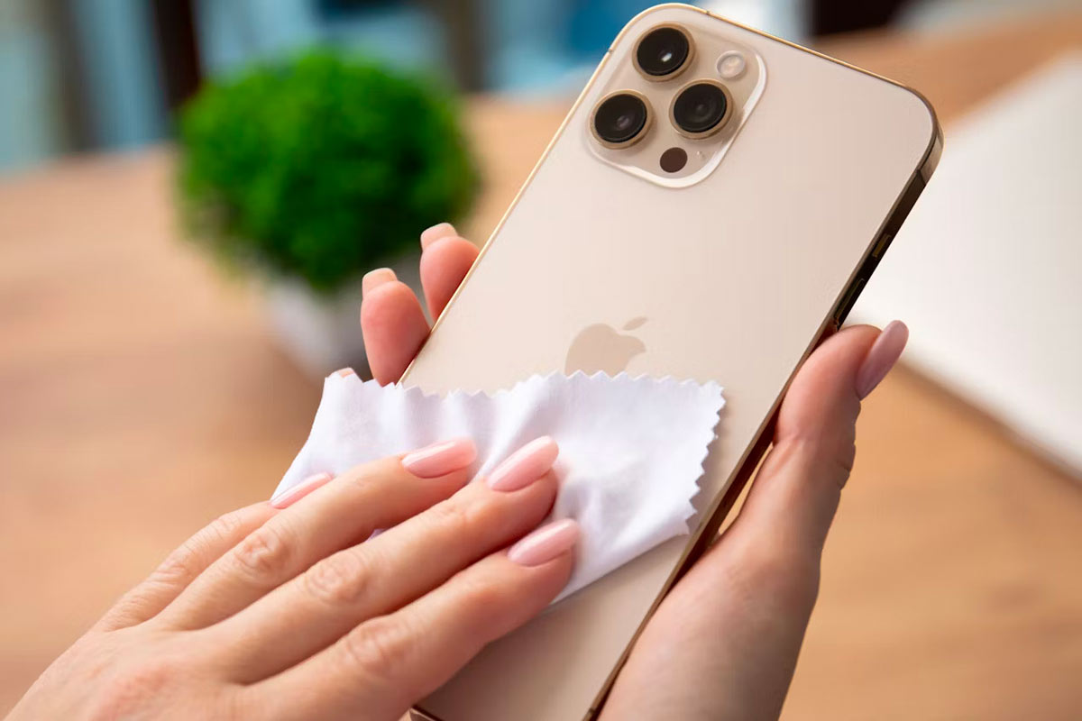 Jak a čím čistit titanový iPhone 15 Pro
