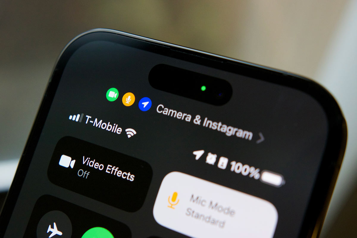 Zelená tečka na iPhonu hlídá vaše soukromí. Co znamená?