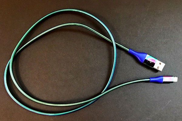 iPhone kabel může být nebezpečný. Za mořem museli stáhnout prodej