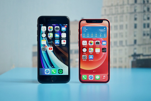 iPhone 12 mini vs iPhone SE. Který z malých iPhonů pořídit?