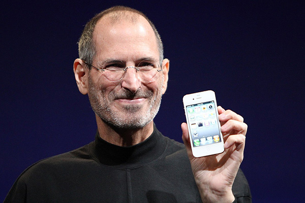iPhone 4 slaví 10 let od svého uvedení. Steve Jobs z něj byl nadšený