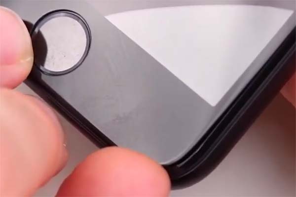 Jak nalepit sklo na mobil? Je to jednoduché a zvládnete to sami