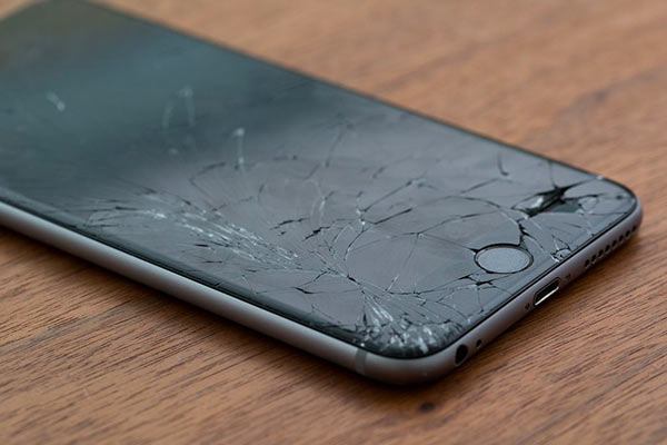 5 tipů, jak ochránit displej telefonu. Pomůže sklo na iPhone i opatrnost