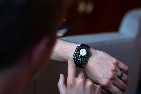 Jak přidat ciferník do Apple Watch? Jde to přes iPhone i samotné hodinky