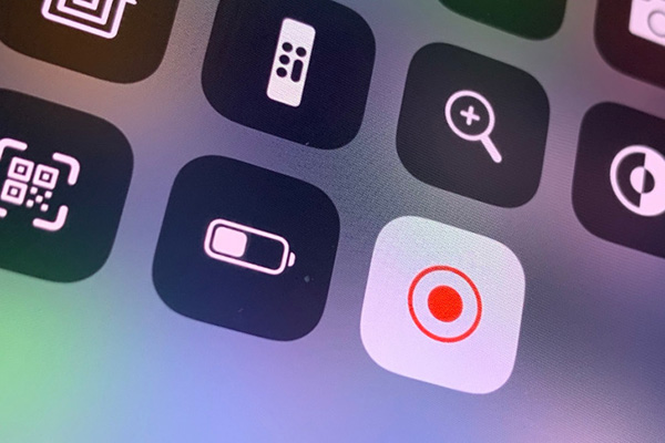 Jak nahrát obrazovku iPhonu? Jde to přímo z telefonu i po připojení k Macu