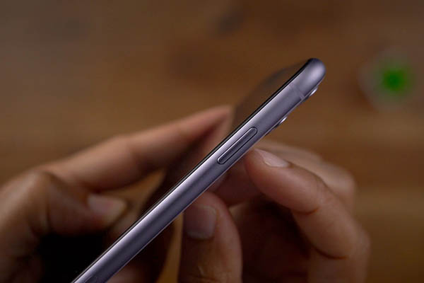 Jak nastavit postranní tlačítko u iPhonu s Face ID? Změnit jde hodně věcí