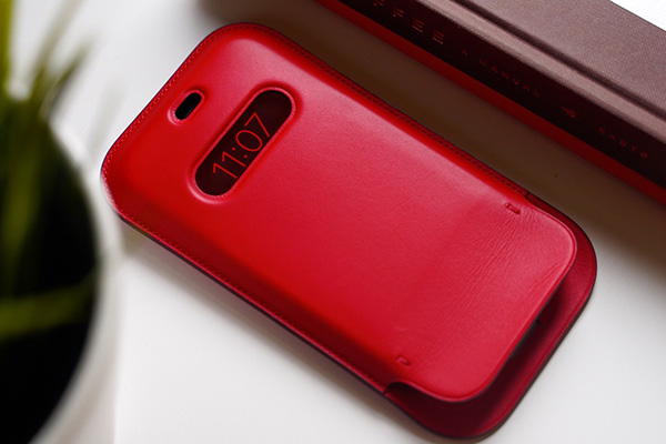 Kožený návlek s MagSafe na iPhone 12 a první dojmy