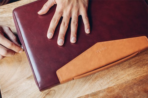 Kožená taška na notebook skvěle vypadá, dlouho vydrží a nemusí stát moc