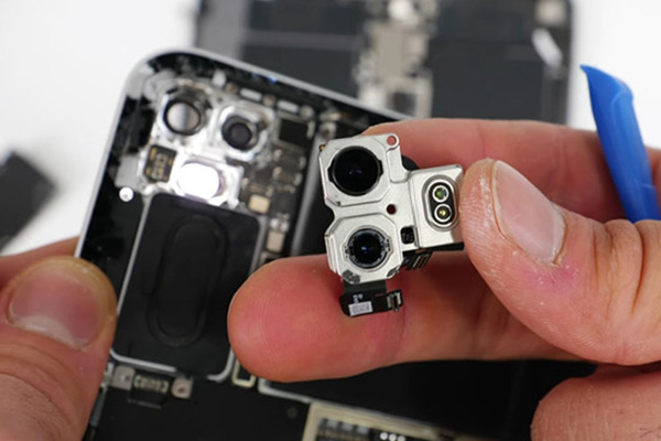 LiDAR skener a menší baterie. To jsou největší změny nového iPadu Pro po rozebrání