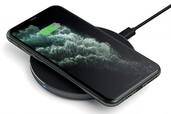 Nabíjecí podložka využívá nejčastěji standard Qi a nabije telefon, sluchátka i hodinky