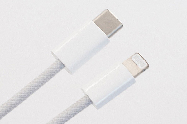 Odolný Lightning kabel bude dodáván s iPhonem 12. Druhý konec obstará USB-C