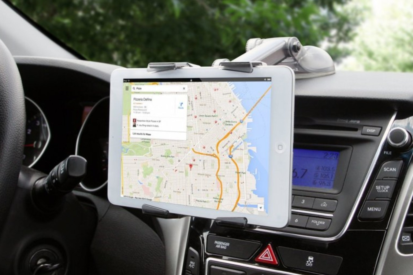 K čemu je držák tabletu do auta? K lepší navigaci i zabavení dětí