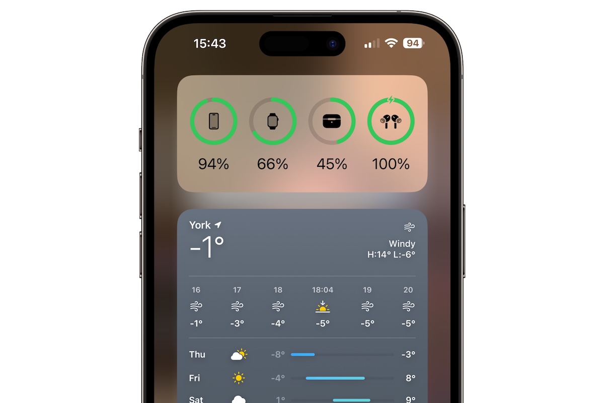 Jak zkontrolovat stav baterie na všech zařízeních současně