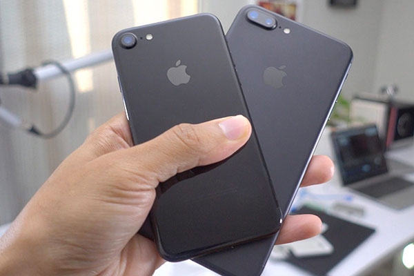 Zadní kryt iPhone 7 může prozradit vadný telefon. Máte nárok na opravu?