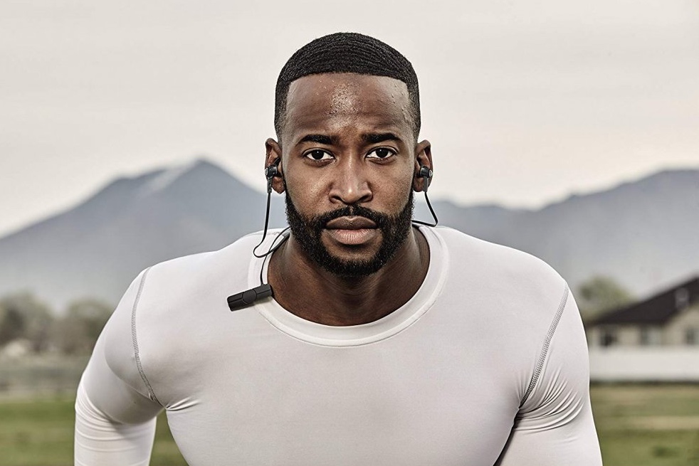 Vykašlete se na AirPody, bezdrátová sluchátka k mobilu seženete levně