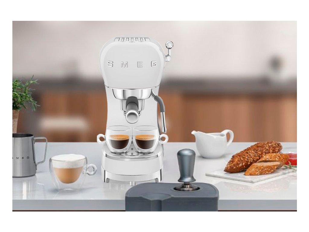 Pákový kávovar Smeg 50's style ECF02WHEU / 1350 W / lesklá bílá jen za 7  799 Kč ✓| Vyberte si na iPrice.cz