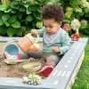 Dětské pískoviště Muddy Buddy Sandbox Highway Hero / s hrací ulicí / 135 x 125 x 20 cm / úložné prostory / cypřišového dřevo / přírodní/šedá (iris-variant-id ivi0)