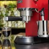 Pákový kávovar DeLonghi EC 685.R DEDICA / 1450 W / 15 bar / 1,2 l / červená (iris-variant-id ivi1)