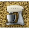 Smeg kuchynský robot v štýle 50. rokov SMF02CREU / 800 W / 4,8 l / krém
