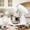 Smeg kuchynský robot v štýle 50. rokov SMF03WHEU / 800 W / 4,8 l / 10 rýchlostí / nerezová misa / biela