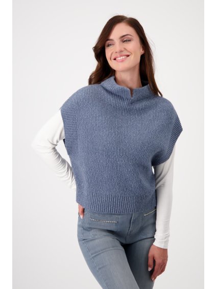 807556 618 Front ModelShooting 1200