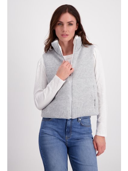 408311 829 Front ModelShooting 1200