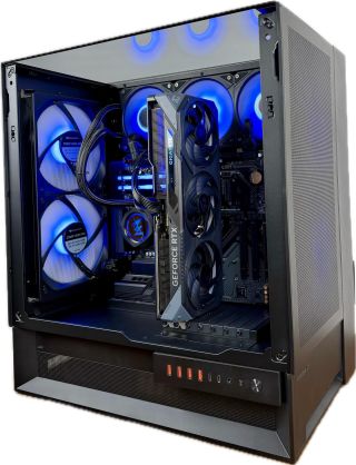 Hezká? Jo. Hodná? Ani omylem.. Ryzen 7 7800X3D a RTX 5070 v čistým buildu, kterej je jako dělanej pro QHD hraní ve...