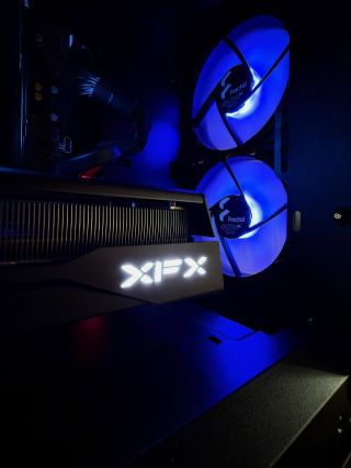RX 9060 XT v sexy skříni Fractal Pop Mini Air. Kompaktní bedna, čistý build. Ideální mašina na hraní ve vysokých detailech...