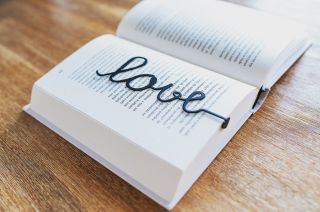 Velká kovová záložka do knihy •Love• je stylový doplněk pro všechny milovníky knih. Mrkněte na náš eshop IRON REBEL, odkaz...